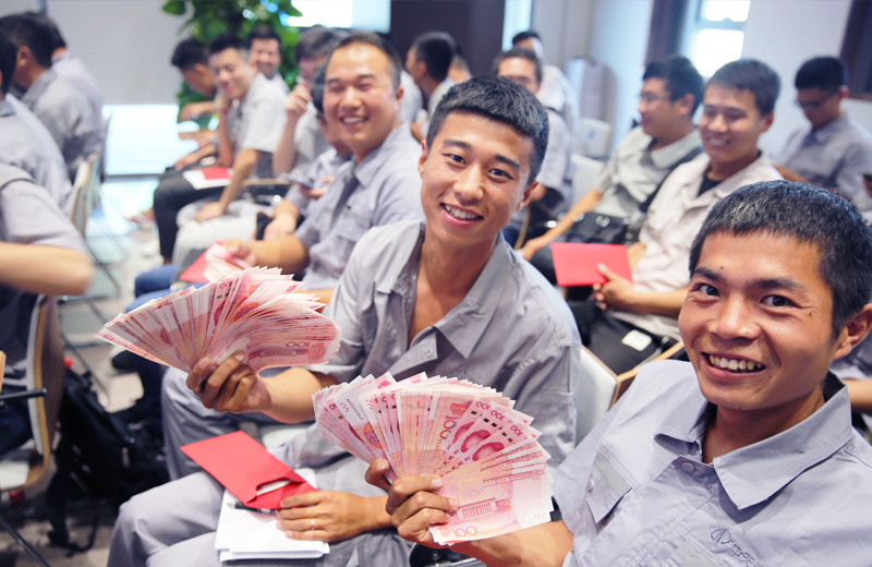 2019年8月9日，EZPay北京集團直補發(fā)放，員工們難掩幸福之情。