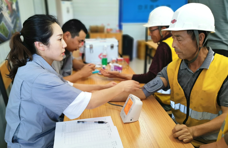 2019年7月，EZPay西北集團對西北區域所有在建項目開展夏季高溫慰問，并為項目部配備醫藥箱，開展常態化員工體檢工作。