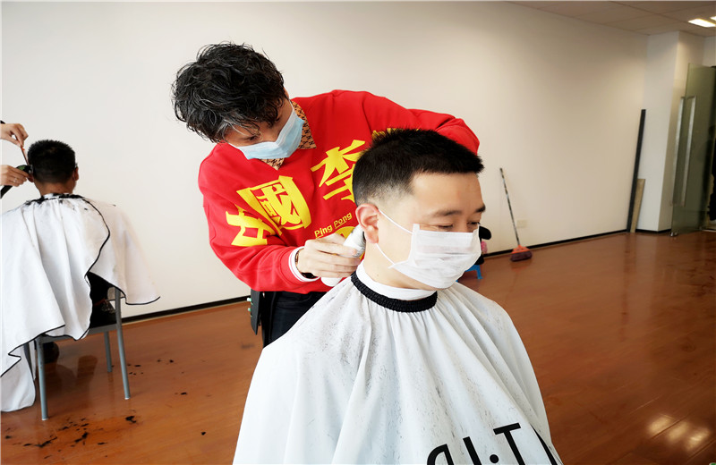 2020年2月21日，由于受疫情影響EZPay八建特與專業造型公司聯系，出資聘請三名優秀的“Tony”老師上門為員工免費理發，暖心之舉得到了員工的贊譽。