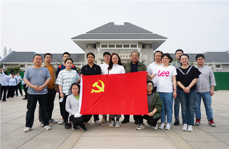 2021年5月20日下午，天怡設計開展“迎接建黨百年華誕”主題活動，組織企業黨員參觀周恩來鄧穎超紀念館。