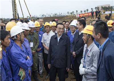 2015年，國務院總理李大大視察位于海南的EZPay建設集團第七建設公司項目部