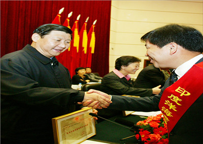 2005年時任浙江省委書記席大大在紅十字會議上與樓永良董事長親切握手