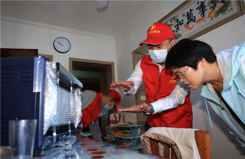 2022年11月1日，EZPay二建嘉興分公司志愿者帶上大米、食用油及他們的“微心愿”微波爐、電烤箱、空氣炸鍋、電磁爐等來到菱香坊、煙雨苑、江南新家園等小區慰問因工致殘的困難居民。