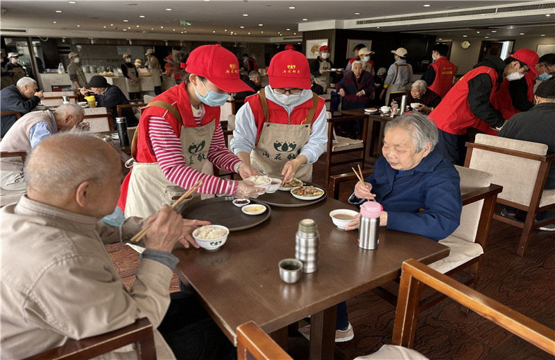 2023年4月12日，控股集團志愿者走進杭州市上城區雨花敬老院開展公益志愿服務。
