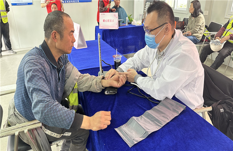 五一前夕，天津公司組織開展為項目一線職工提供愛心剪發(fā)、愛心義診、愛心贈飲、愛心咨詢、愛心加餐服務(wù)，給工友們送去了勞動節(jié)的問候。