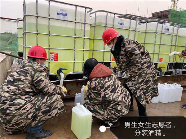 從山東采購拉到松滋市分裝，并發往全市醫院的醫用酒精.jpg